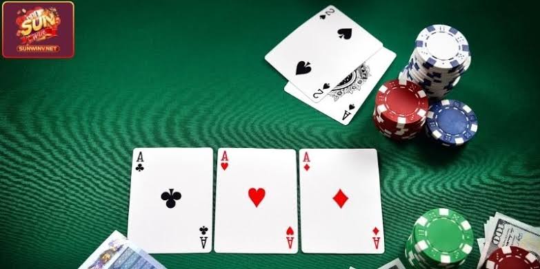 Các yếu tố tâm lý và môi trường ảnh hưởng đến quyết định úp bài