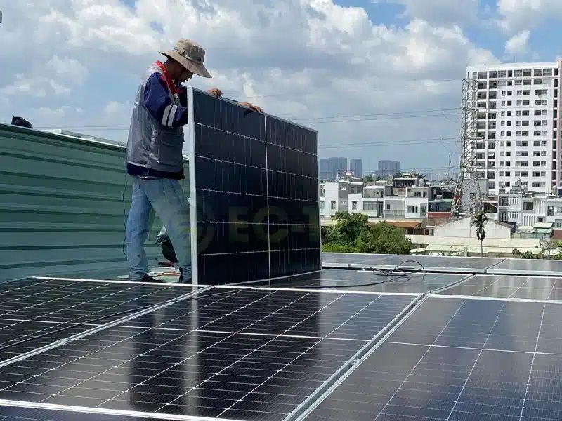 Tổng Quan Về Pin Năng Lượng Mặt Trời 550W