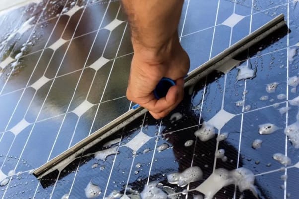 Pin Năng Lượng Mặt Trời Có Cần Vệ Sinh Không?